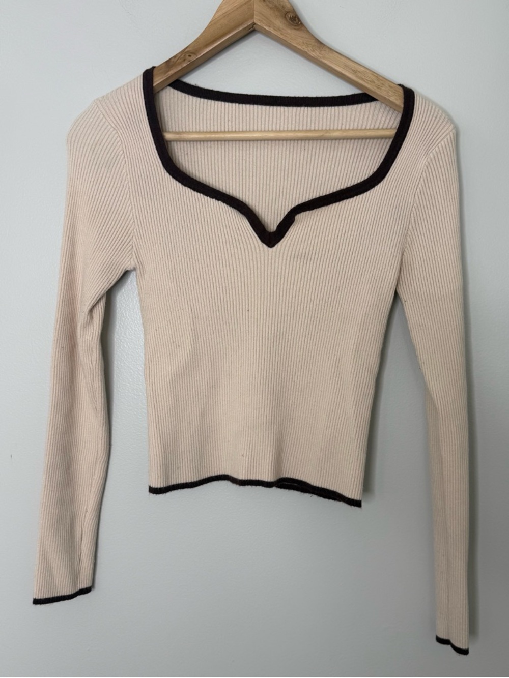 SHEIN Women’s Medium Cream Apricot Sweater Brown Trim Vneck Long Sleeve Stretch
